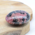 Galet "Soin" en Rhodonite