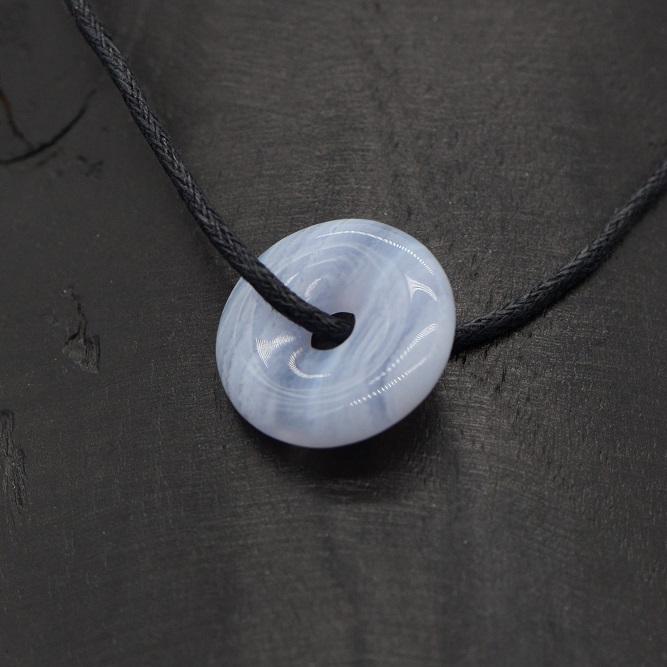 Pendentif Donut "Communication" en Calcédoine - lespierresdubienetre