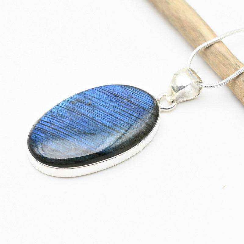 Pendentif "Protection" en Labradorite Ref : Lab10