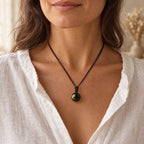 Pendentif Obsidienne Dorée porté, chemise en lin blanc - lespierresdubienetre
