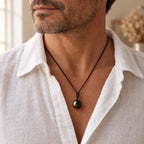 Pendentif Obsidienne Dorée porté par un homme - lespierresdubienetre