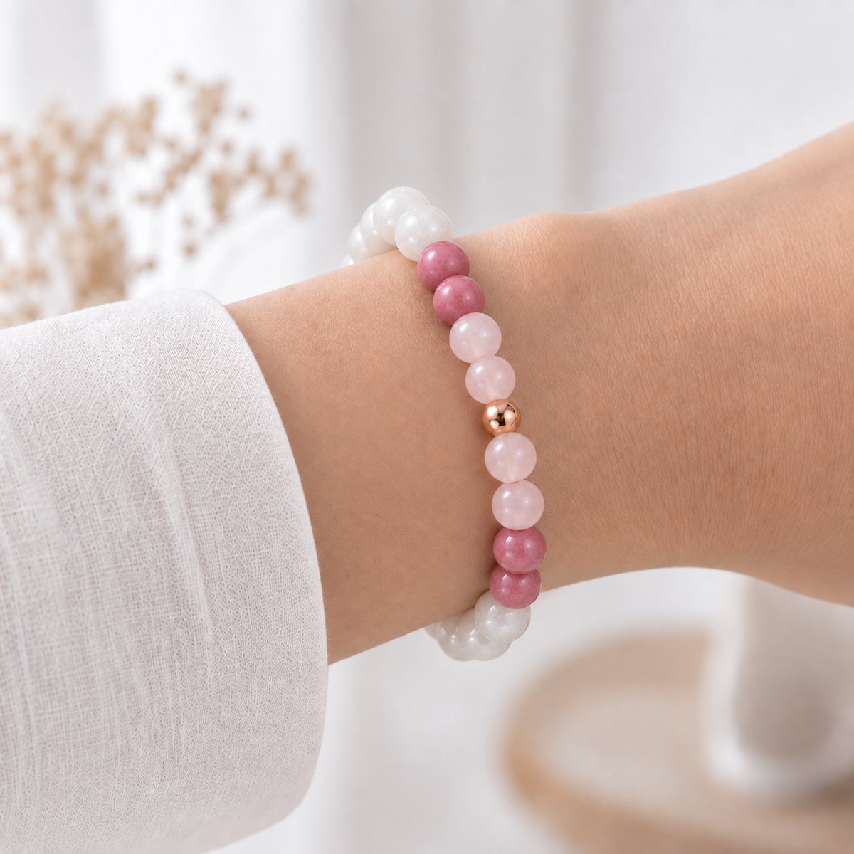 Bracelet "Retour à Soi" porté au poignet - lespierresdubienetre
