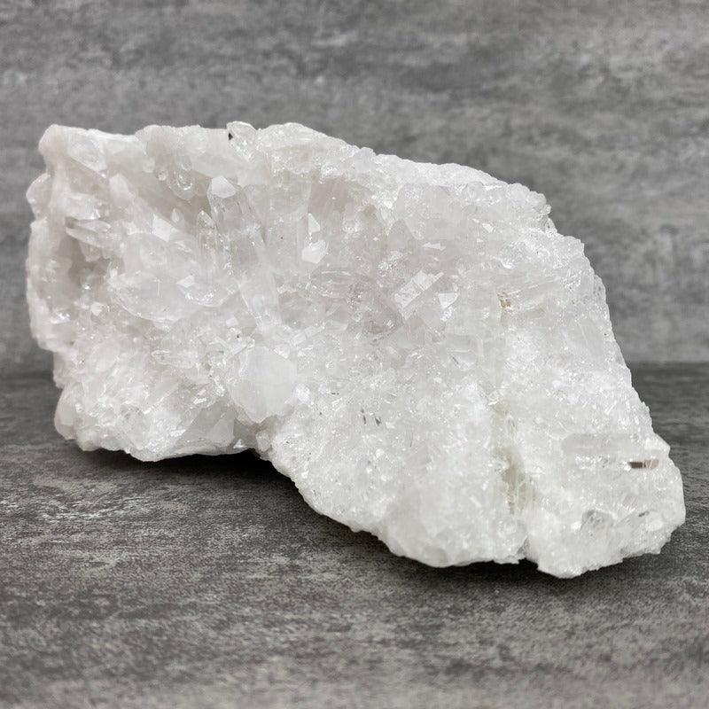 Amas de cristal de roche (1235g) Réf : DRU8 - lespierresdubienetre