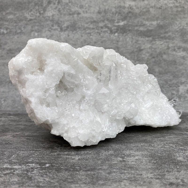 Amas de cristal de roche (1235g) Réf : DRU8 - lespierresdubienetre