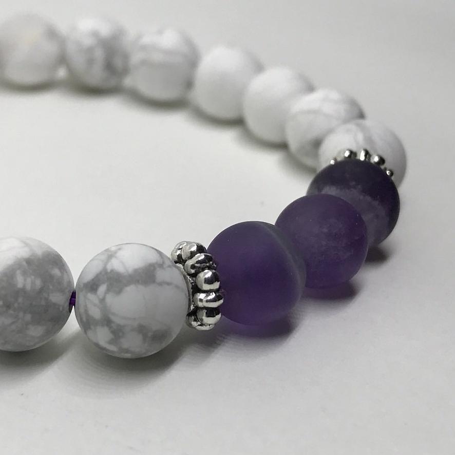 Bracelet "Sagesse et Patience" en Améthyste dépolie & Howlite - lespierresdubienetre