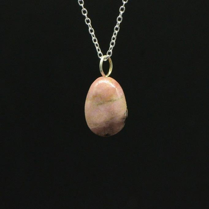 Pendentif "Soin" Roulé en Rhodonite - lespierresdubienetre